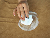 2.スポンジで泡立て、円を描くようにして毛穴の中に蓄積された汚れを洗い出す。強く擦らないこと。泡が消えてきたら繰り返し作業して下さい。