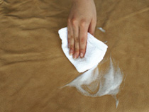 3.浮かび上がった汚れを清潔な柔らかい布で拭き取り皮革製品を自然乾燥させる。しつこい汚れの場合は作業を繰り返して下さい。